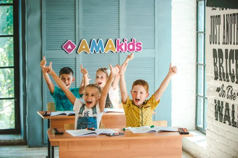 Dzieci podczas zajęć edukacyjnych