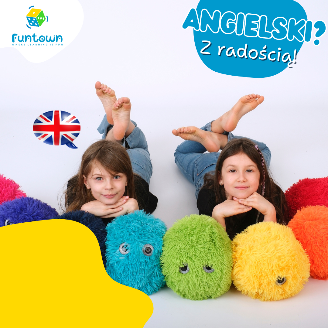 Dzieci leżą przed pluszakami Fuzzy Friends. Uczą się angielskiego.